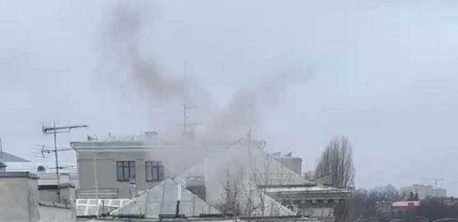 Над посольством России в Киеве заметили дым. ВИДЕО